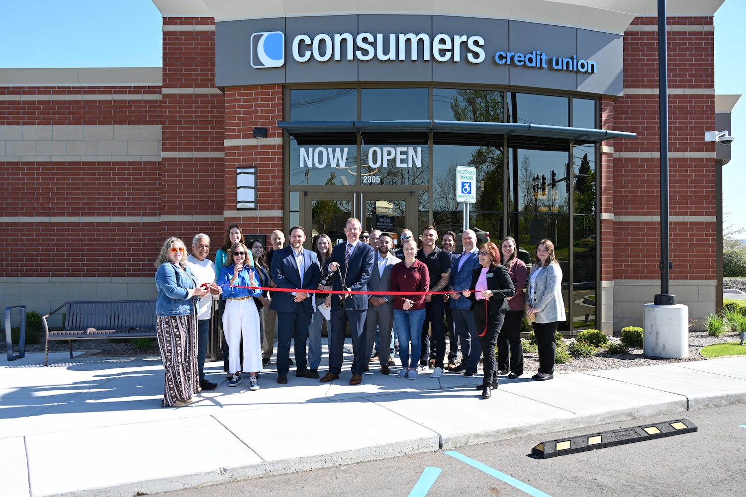 Consumers Credit Union Lake Lansing office ribbon cutting