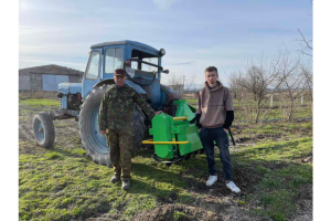 Maksym (on the right) and Oleg (on the left) Hevak in their field
